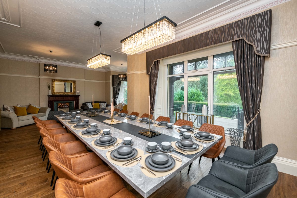 Hermitage Manor House - dining room with French door access to the outside